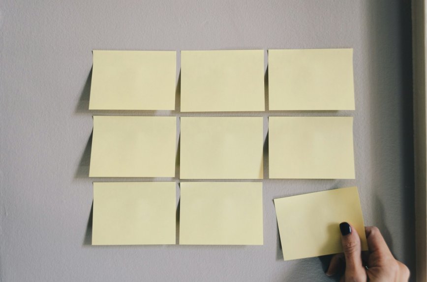 content marketing benefits - sticky notes on wall
